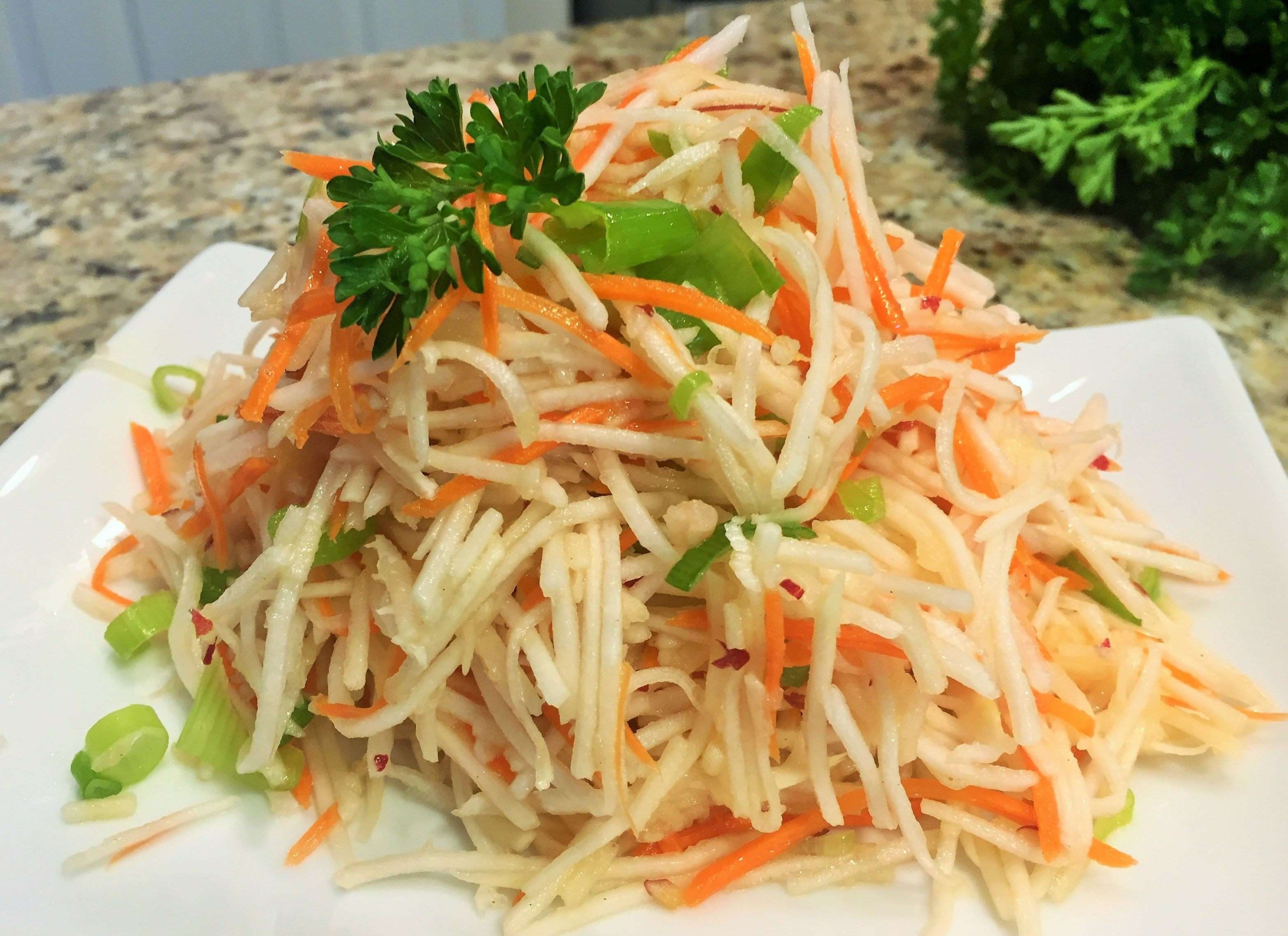 Салат из редьки и с яблоками