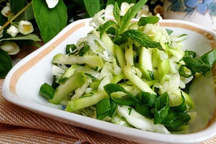 Салат из свежих огурцов, лука, кабачков